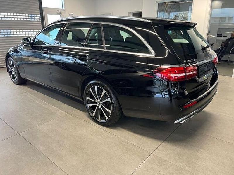Gebraucht Mercedes E300 194 PS (142 kW) 2022 Schwarz Limousine