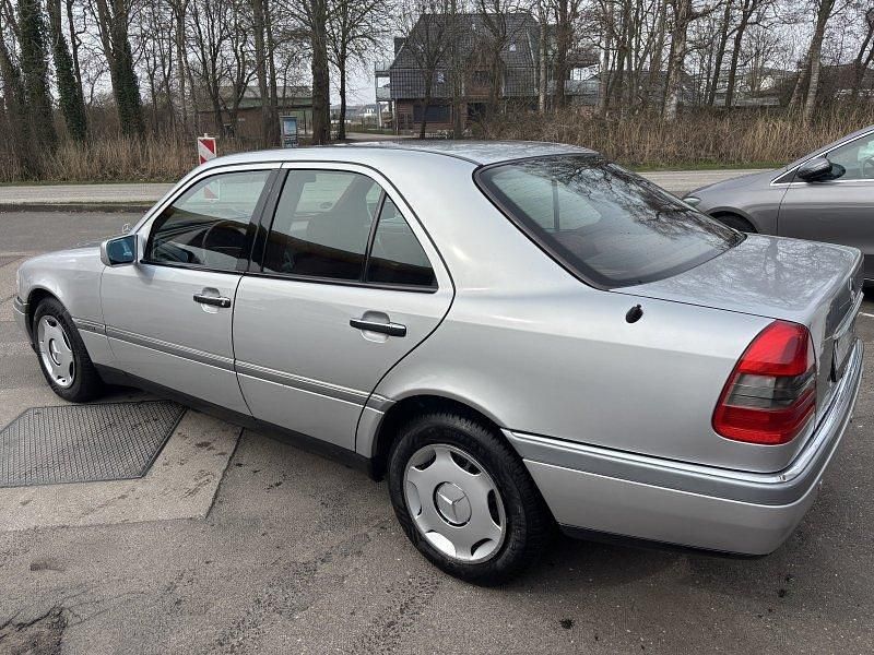 Gebraucht Mercedes C220 Elegance 150 PS (110 kW) 1994 Brillantsilber  metallic Limousine