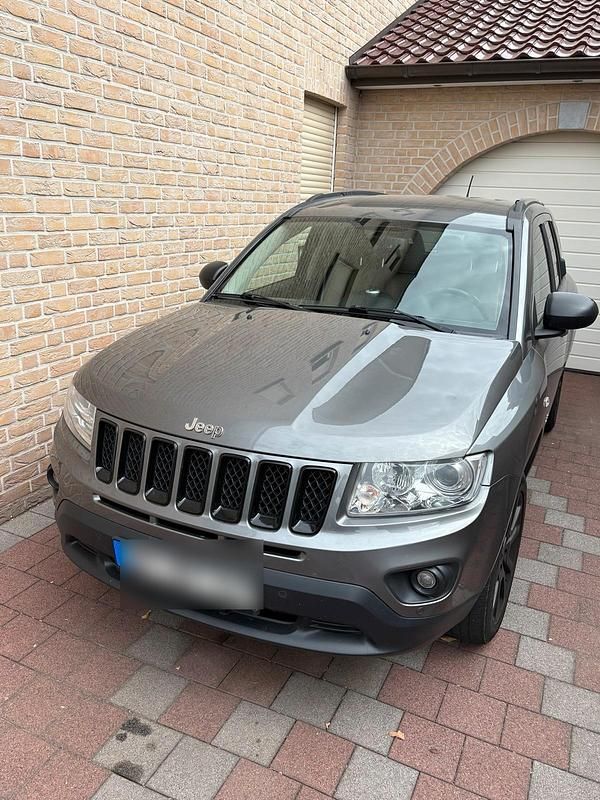 Grau Gebraucht 2011 Jeep Compass Limited SUV | 6.990 € - Bild 1/4