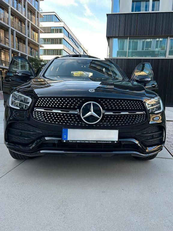 Schwarz Gebraucht 2021 Mercedes GLC300e SUV | 30.900 € (Fairer Preis) - Bild 1/4