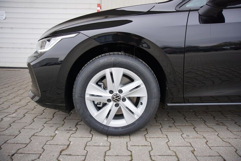 Gebraucht VW Golf VIII 116 PS (85 kW) 2024 Grenadillschwarz metallic Kombi