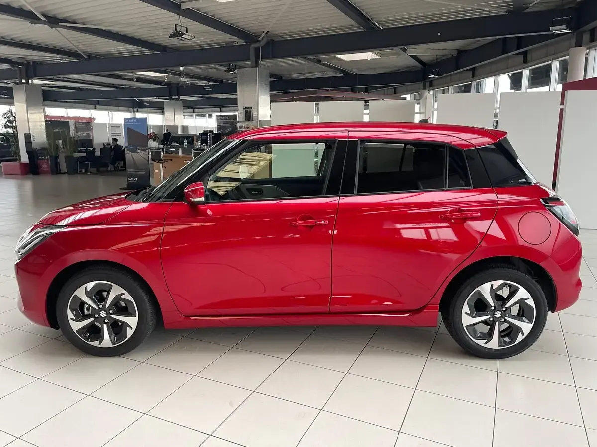 Neu Suzuki Swift Comfort+ 82 PS (60 kW) 2026 Burning red pearl metallic Kleinwagen
