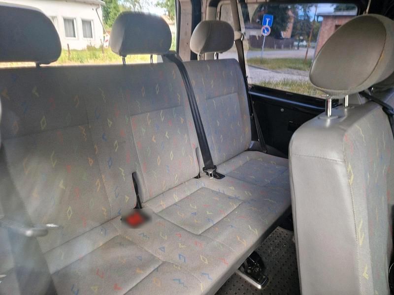 Second-hand VW Caravelle 131 CP (96 kW) 2004 Negru Van