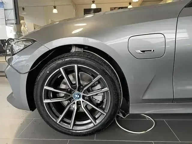 Gebraucht BMW 330e Sport Line 292 PS (214 kW) 2022 Grau Kombi