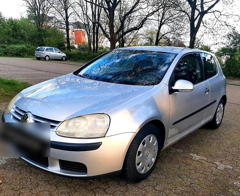 Second-hand VW Golf IV 101 CP (74 kW) 2005 Argintiu Berlinǎ