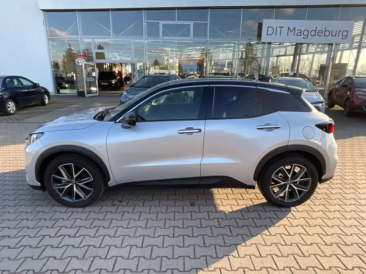 Gebraucht Lexus LBX 136 PS (100 kW) 2024 Silver me (1f7)/ black (202) SUV