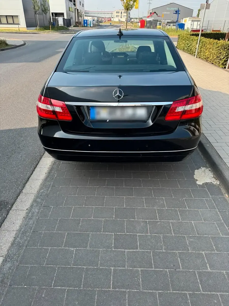 Gebraucht Mercedes E200 136 PS (100 kW) 2010 Schwarz Limousine