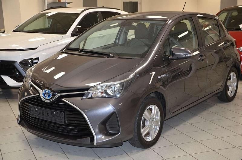 Grey metallic Gebraucht 2014 Toyota Yaris Hybrid Comfort Kleinwagen | 10.990 € (Guter Preis) - Bild 1/4