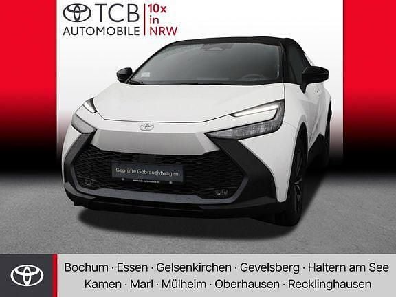 Schneeweiß/ dach schwarz Gebraucht 2023 Toyota C-HR Team SUV | 28.479 € (Fairer Preis) - Bild 1/4
