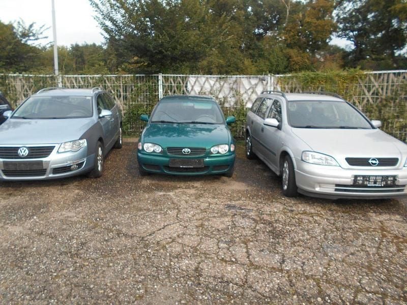 Grün Gebraucht 2001 Toyota Corolla Limousine | 900 € (Superpreis) - Bild 1/3