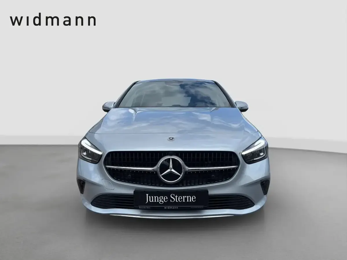 Gebraucht Mercedes E250 Advanced 163 PS (119 kW) 2024 Metalliclack hightechsilber Kombi