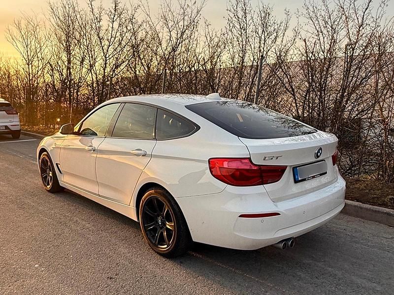 Weiß Gebraucht 2017 BMW 320 Gran Turismo Advantage Limousine | 15.900 € (Fairer Preis) - Bild 1/4