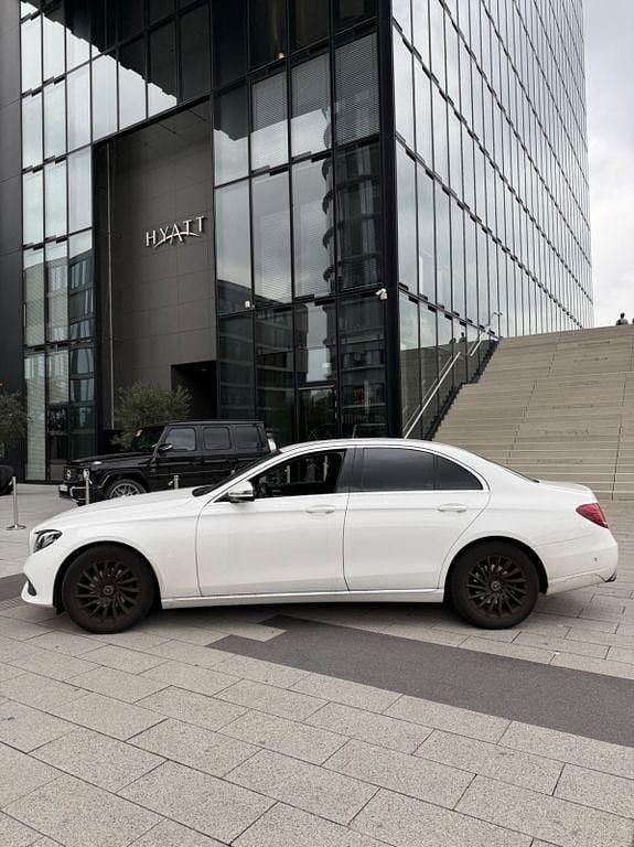 Weiß Gebraucht 2017 Mercedes E220 Avantgarde Limousine | 25.500 € (Superpreis) - Bild 1/4