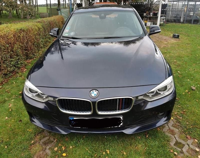 Blau Gebraucht 2012 BMW 320 Limousine | 9.179 € (Superpreis) - Bild 1/4