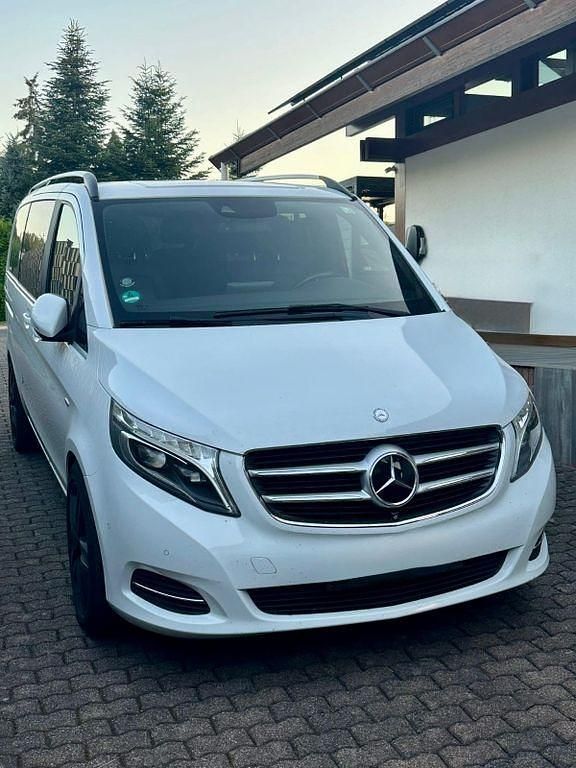 Weiß Gebraucht 2015 Mercedes V250 Avantgarde Edition Van / Kleinbus | 32.400 € (Superpreis) - Bild 1/4
