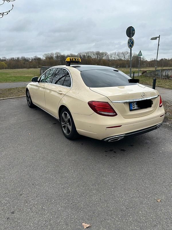 Gebraucht Mercedes E200 160 PS (117 kW) 2020 Andere farben Limousine