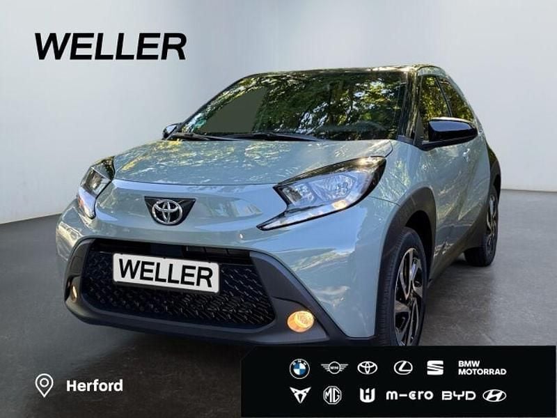 Urban khaki, dach mysticschwarz mica (gruen) Gebraucht 2025 Toyota Aygo Kleinwagen | 15.749 € (Guter Preis) - Bild 1/3