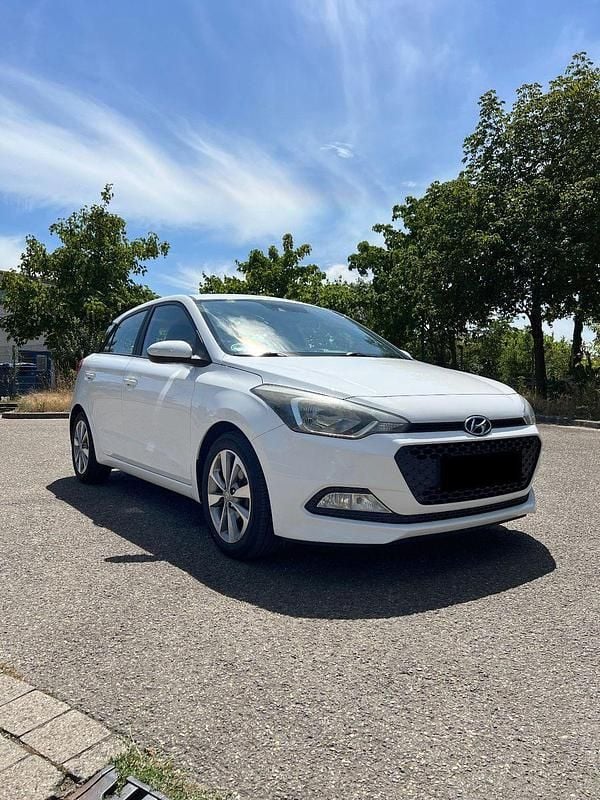 Weiß Gebraucht 2015 Hyundai i20 Classic Kleinwagen | 6.100 € (Fairer Preis) - Bild 1/4