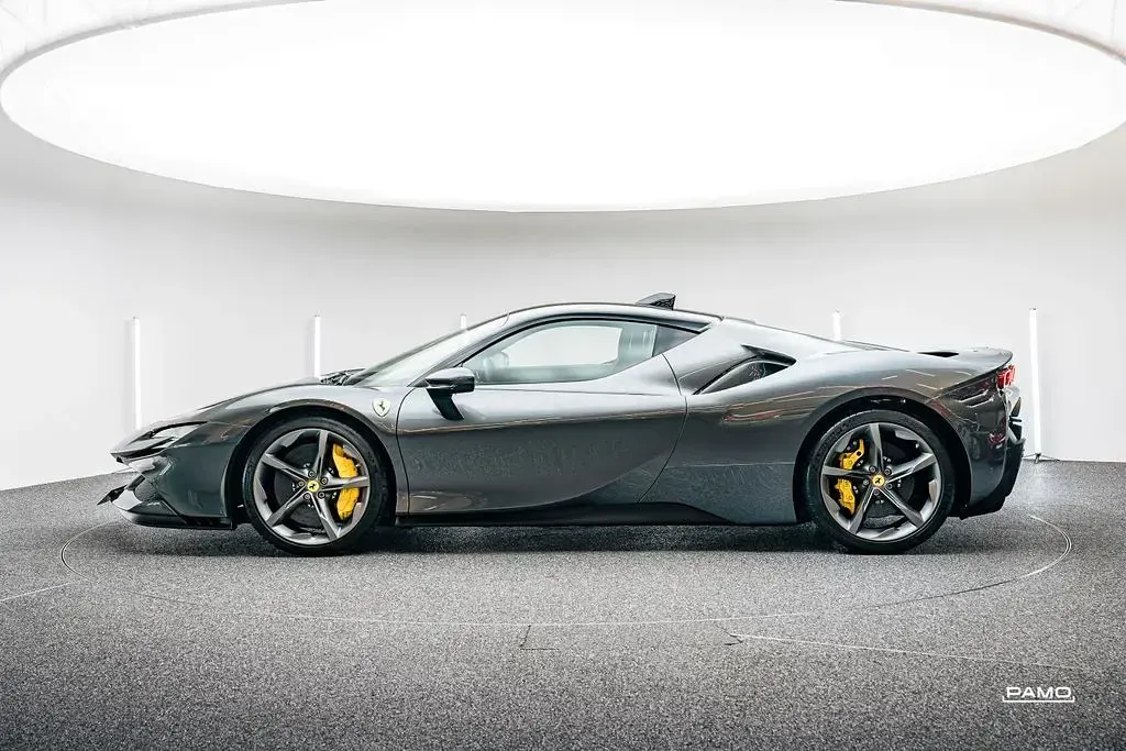 Gebraucht Ferrari SF90 999 PS (734 kW) 2021 Grigio silverstone Coupé