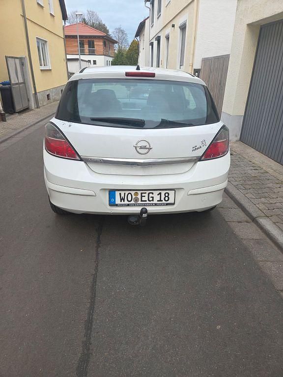 Second-hand Opel Astra 116 CP (85 kW) 2009 Alb Berlinǎ