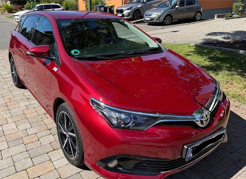 Rot Gebraucht 2017 Toyota Auris Edition-S Limousine | 12.199 € (Guter Preis) - Bild 1/4
