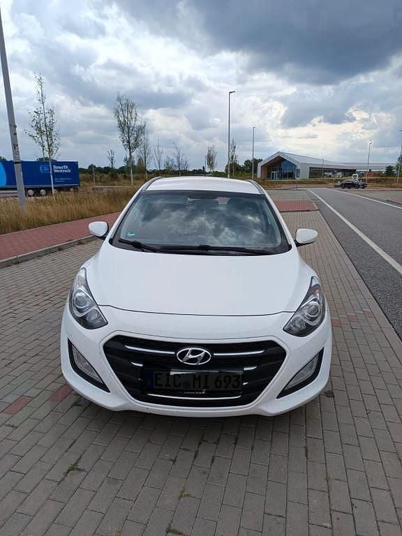 Weiß Gebraucht 2015 Hyundai i30 Trend Kombi | 4.600 € (Fairer Preis) - Bild 1/4