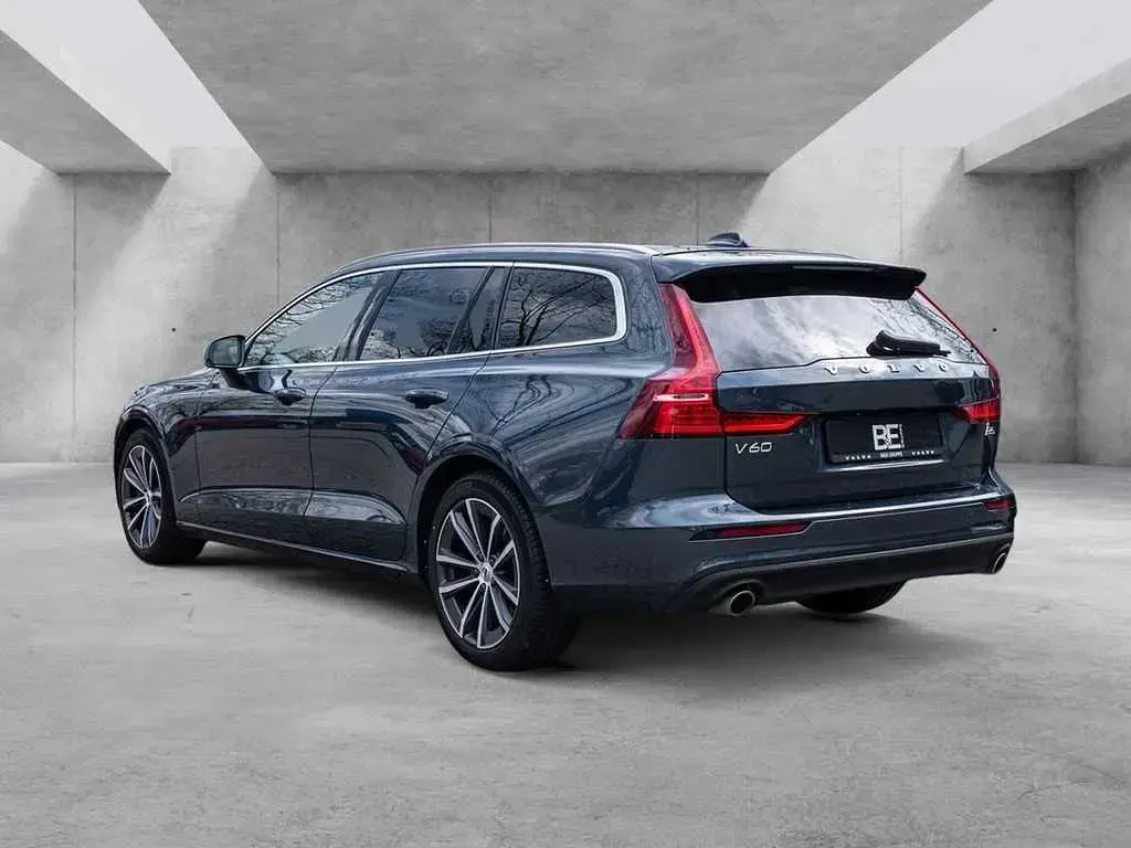 Gebraucht Volvo V60 Momentum 250 PS (183 kW) 2020 Blau / denim blue (metallic) Kombi