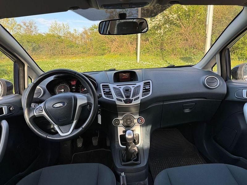 Gebraucht Ford Fiesta 60 PS (44 kW) 2012 Blau Kleinwagen