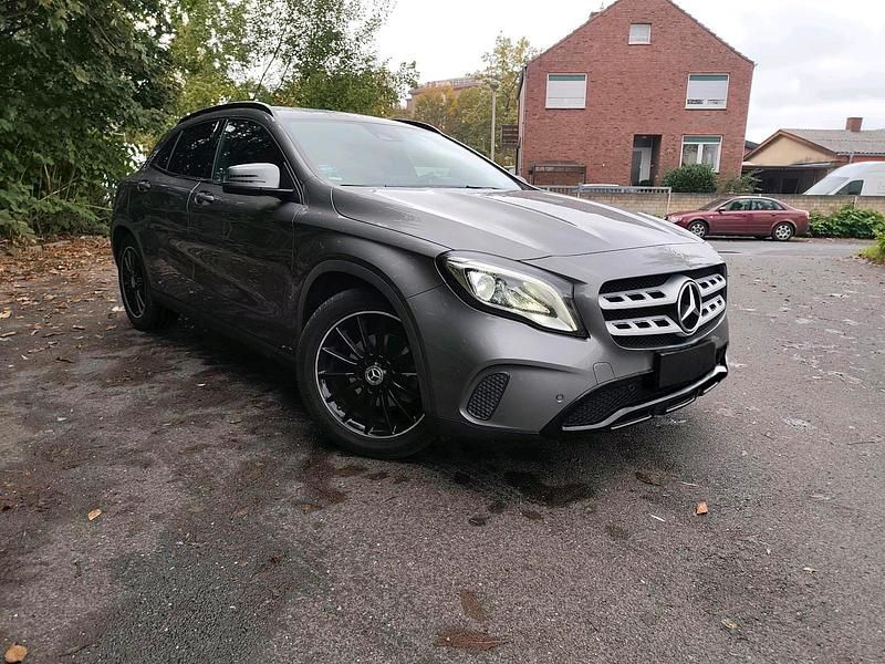 Grau Gebraucht 2019 Mercedes GLA180 SUV | 20.000 € - Bild 1/4