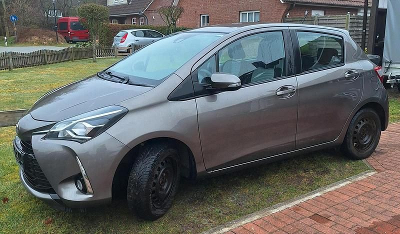 Gebraucht Toyota Yaris 69 PS (50 kW) 2017 Grau Kleinwagen