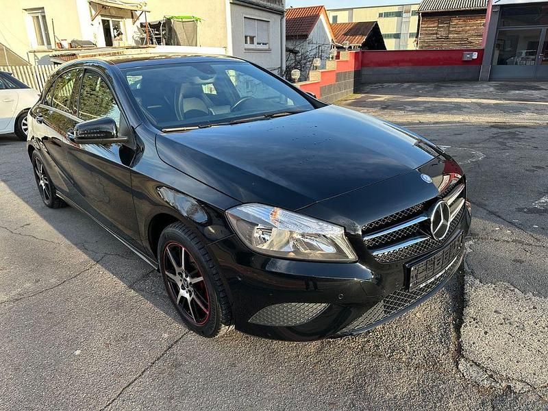 Schwarz Gebraucht 2014 Mercedes A180 Limousine | 12.990 € (Guter Preis) - Bild 1/4