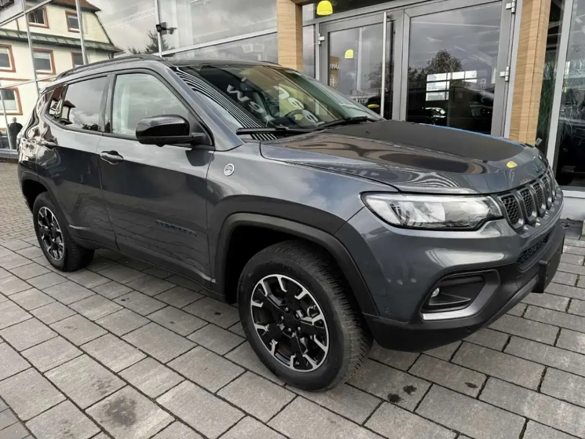 Gebraucht Jeep Compass Trailhawk 241 PS (177 kW) 2022 Graphite grey pearl SUV