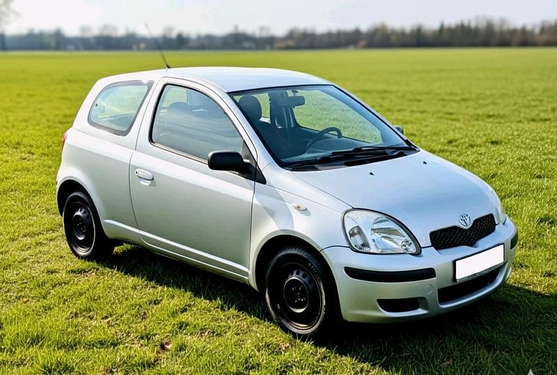 Silber Gebraucht 2004 Toyota Yaris Kleinwagen | 2.490 € (Fairer Preis) - Bild 1/4