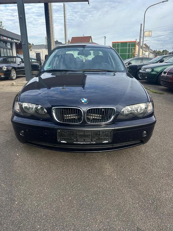 Blau Gebraucht 2002 BMW 318 Limousine | 1.599 € (Guter Preis) - Bild 1/4