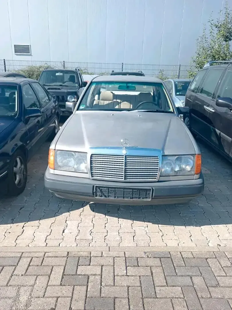 Brugt Mercedes E230 130 HK (95 kW) 1988 Sedan