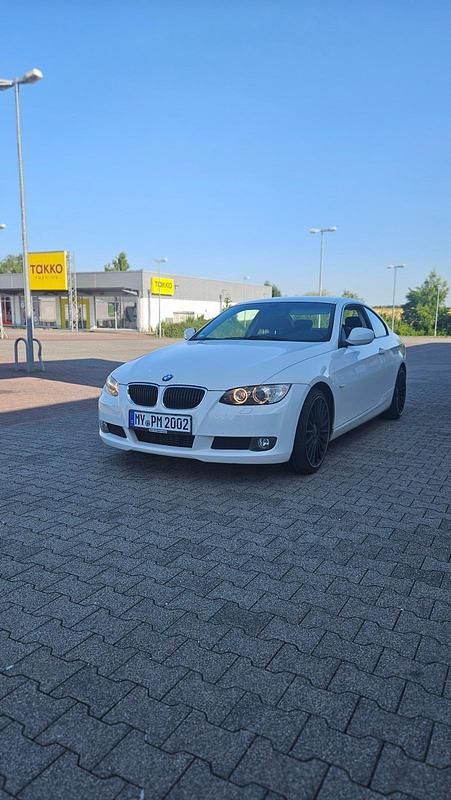 Weiß Gebraucht 2009 BMW 320 Coupé | 7.600 € (Fairer Preis) - Bild 1/4