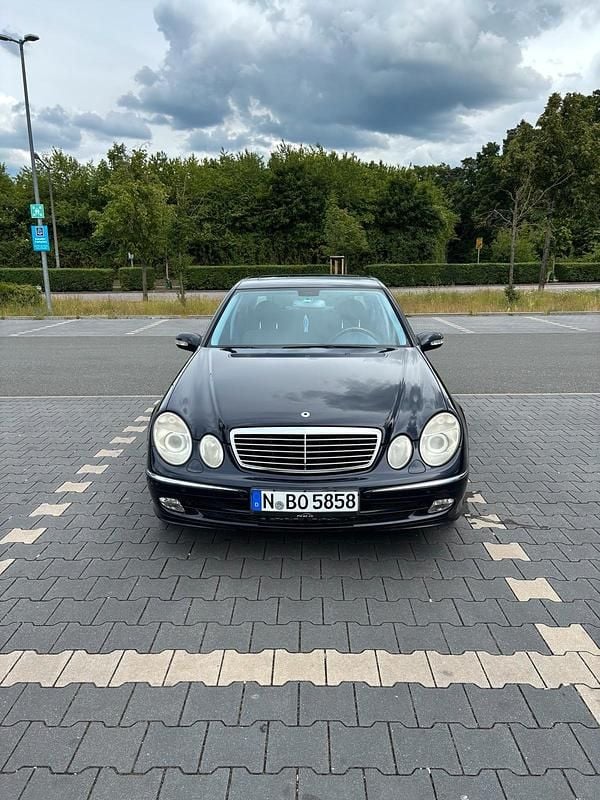 Blau Gebraucht 2003 Mercedes E500 Limousine | 10.499 € (Etwas zu teuer) - Bild 1/4