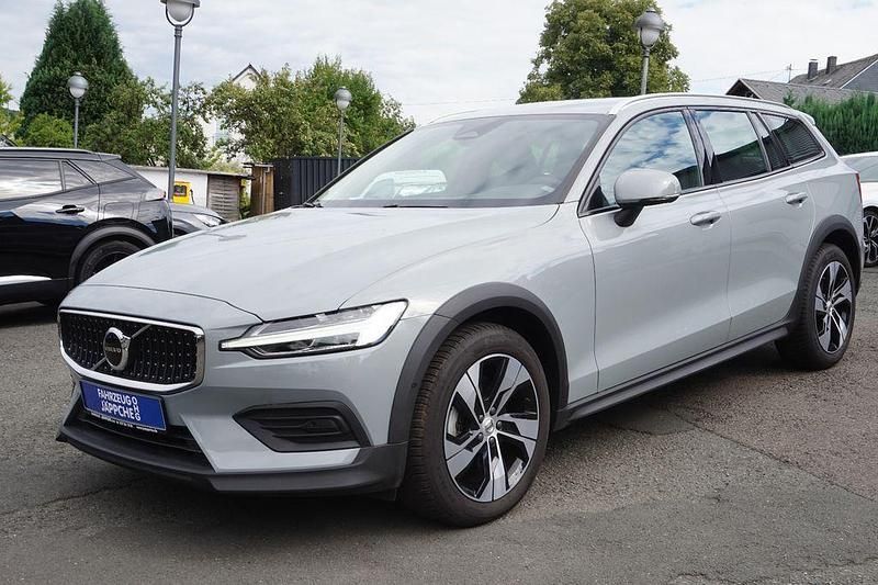 Grau Gebraucht 2024 Volvo V60 CC Plus Kombi | 45.990 € (Etwas zu teuer) - Bild 1/4
