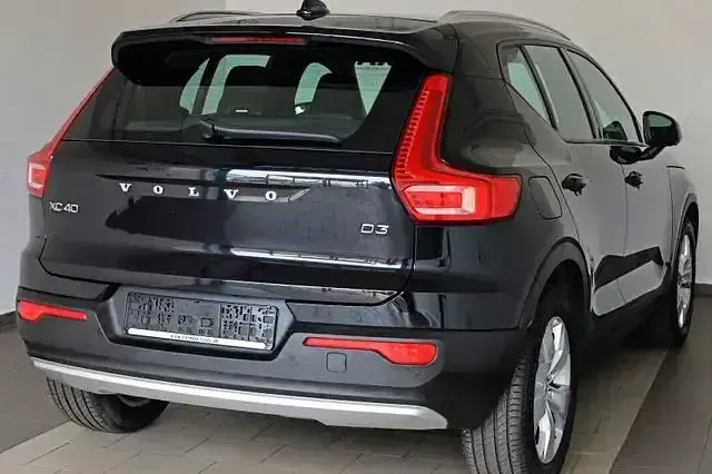Gebraucht Volvo XC40 Momentum 150 PS (110 kW) 2020 Onyx black / metallic (metallic) SUV