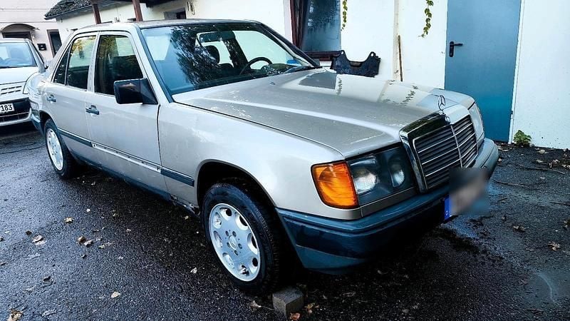 Silber Gebraucht 1988 Mercedes 200 Limousine | 2.000 € - Bild 1/4