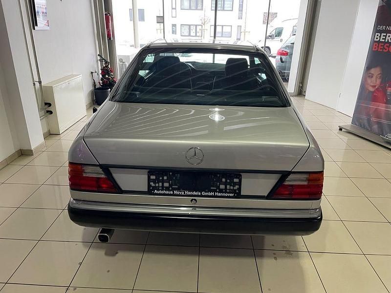 Używany Mercedes E220 150 KM (110 kW) 1993 Szary Coupe