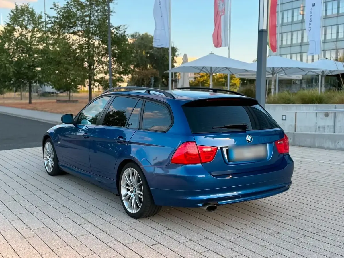 Gebraucht BMW 320 177 PS (130 kW) 2009 Blau Kombi