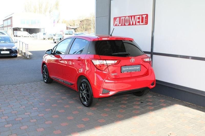 Gebraucht Toyota Yaris Basis 111 PS (81 kW) 2019 Rot Limousine