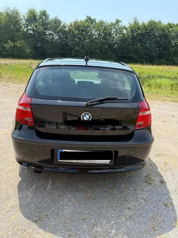 Gebraucht BMW 116 122 PS (89 kW) 2010 Schwarz Kleinwagen
