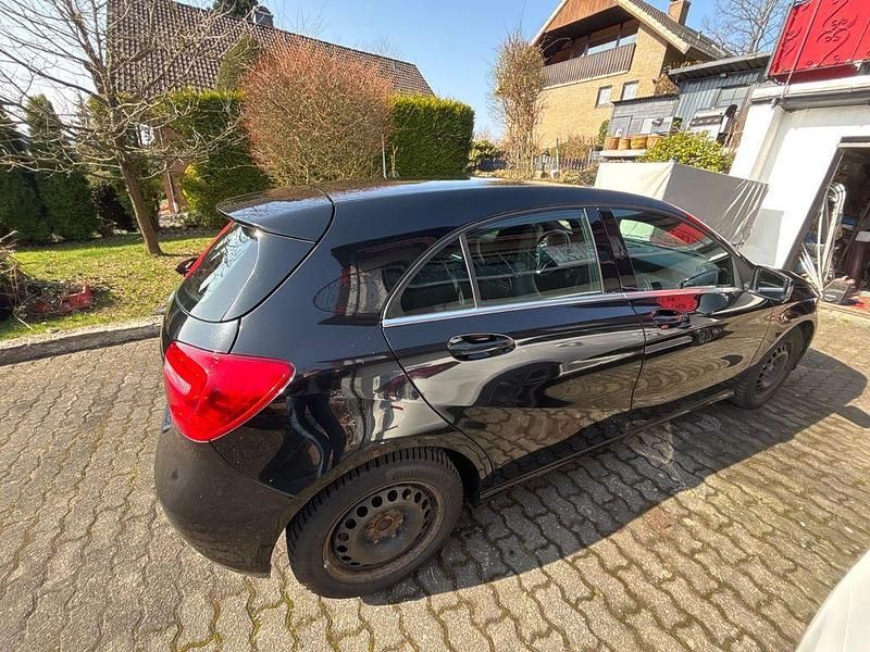 Gebraucht Mercedes A180 122 PS (89 kW) 2013 Schwarz Limousine