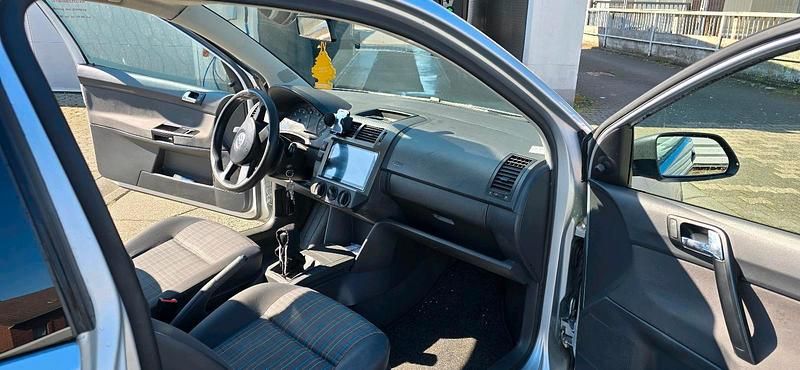 Gebraucht VW Polo 54 PS (39 kW) 2005 Silber Kleinwagen