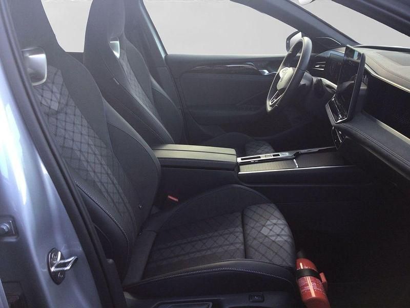 Gebraucht VW Passat R-line 150 PS (110 kW) 2024 Silber Kombi