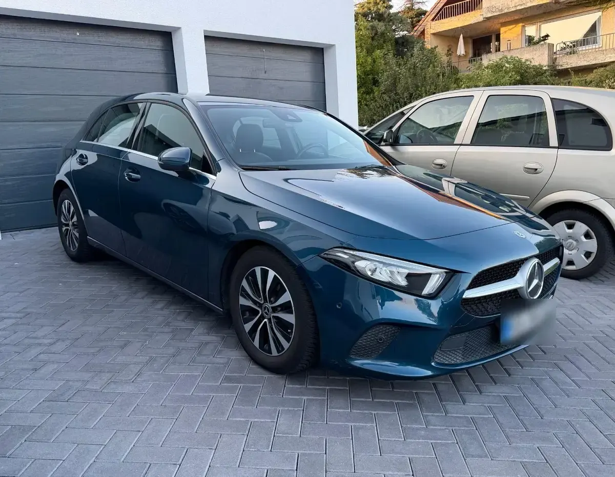 Gebraucht Mercedes A180 Style 116 PS (85 kW) 2020 Blau Limousine