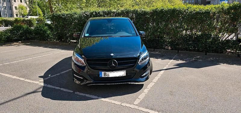 Schwarz Gebraucht 2015 Mercedes B160 Van / Kleinbus | 11.000 € - Bild 1/4