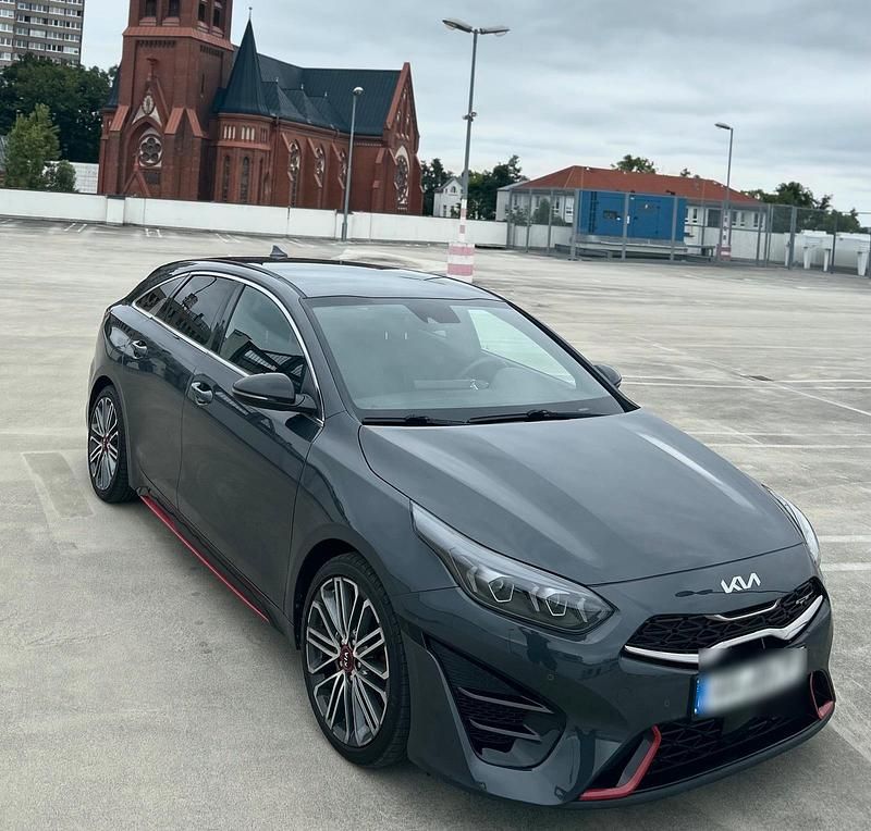 Grau Gebraucht 2021 Kia ProCeed GT Kleinwagen | 17.499 € - Bild 1/4